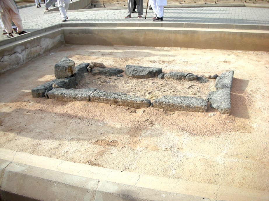 Love And Affection Of Hazrat Abu Bakar For Syedna Imam Hassan. Grave of syedna 0sman R.A.